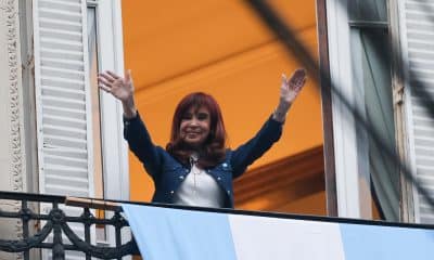 La expresidenta de Argentina Cristina Fernández saluda a sus seguidores desde el balcón de su residencia durante el Día de la Lealtad peronista este viernes, en Buenos Aires (Argentina). EFE/ Juan Ignacio Roncoroni