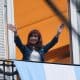 La expresidenta de Argentina Cristina Fernández saluda a sus seguidores desde el balcón de su residencia durante el Día de la Lealtad peronista este viernes, en Buenos Aires (Argentina). EFE/ Juan Ignacio Roncoroni