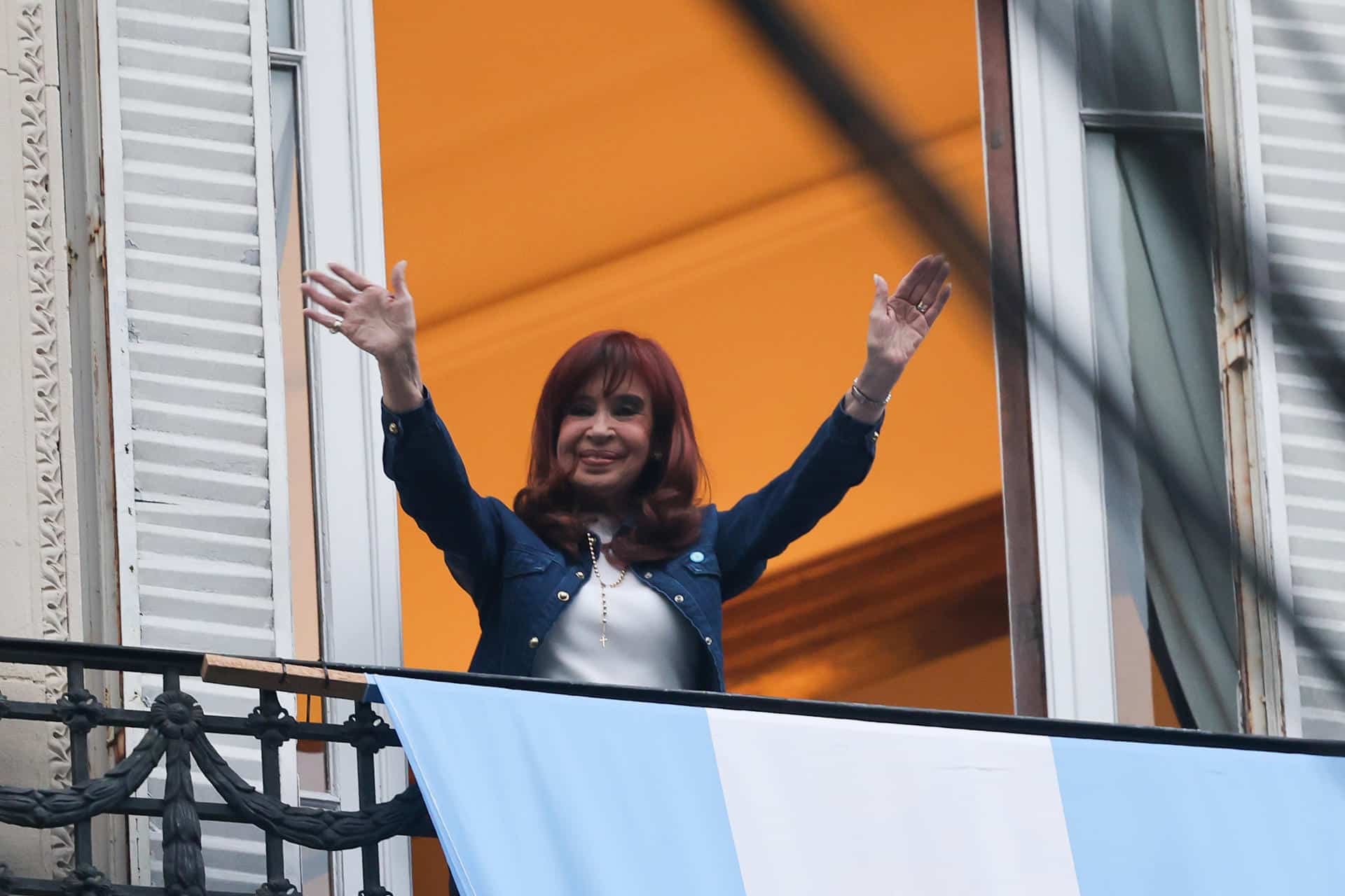La expresidenta de Argentina Cristina Fernández saluda a sus seguidores desde el balcón de su residencia durante el Día de la Lealtad peronista este viernes, en Buenos Aires (Argentina). EFE/ Juan Ignacio Roncoroni