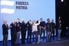 AME2330. LA PLATA (ARGENTINA), 26/10/2025.- Axel Kicillof, gobernador de la provincia de Buenos Aires (c), participa el acto en el búnker de Fuerza Patria este domingo, en La Plata (Argentina). Demian Alday Estevez