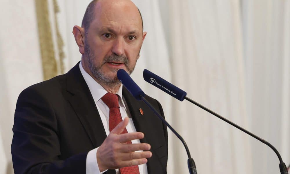 El presidente de la Real Federación Española de Fútbol, Rafael Louzán durante un desayuno informativo celebrado este jueves en Madrid. EFE/JJ Guillén