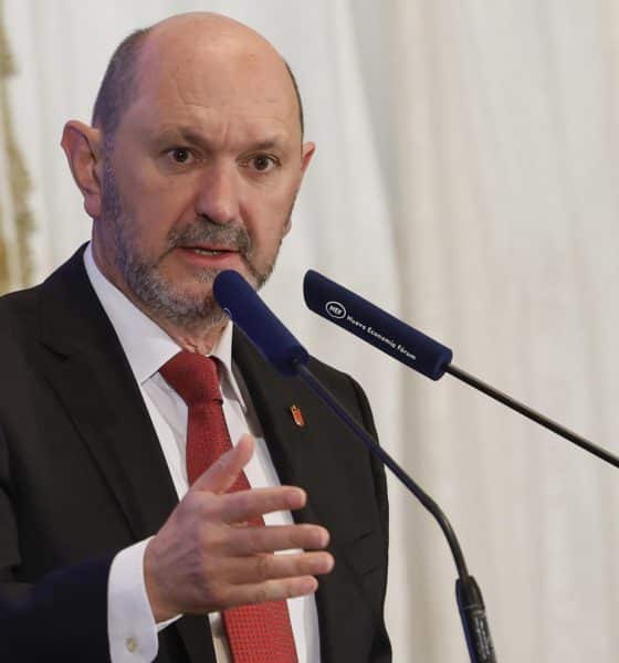El presidente de la Real Federación Española de Fútbol, Rafael Louzán durante un desayuno informativo celebrado este jueves en Madrid. EFE/JJ Guillén