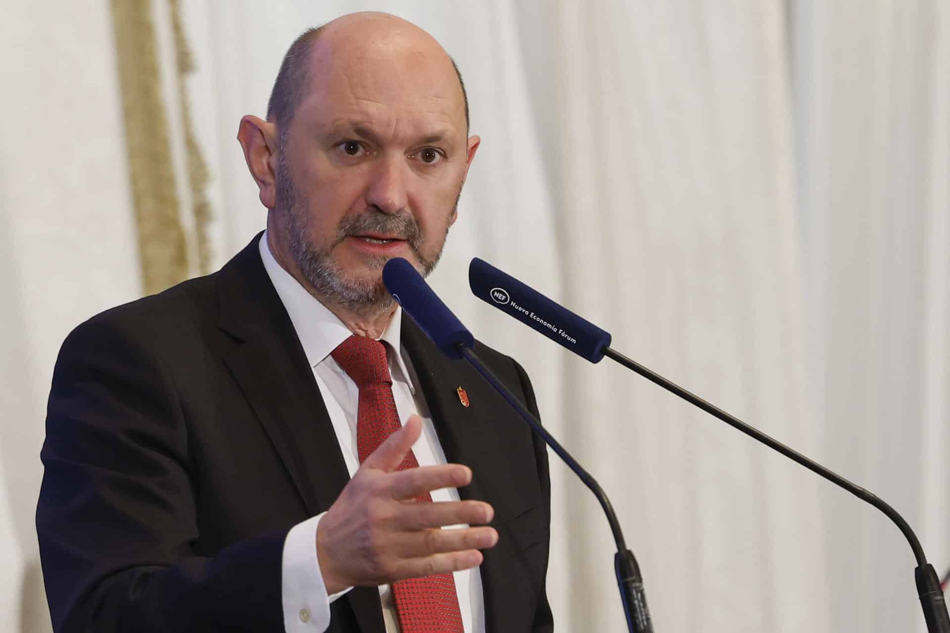 El presidente de la Real Federación Española de Fútbol, Rafael Louzán durante un desayuno informativo celebrado este jueves en Madrid. EFE/JJ Guillén