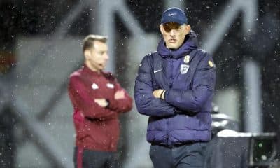 El seleccionador de Inglaterra, Thomas Tuchel (d), durante el partido de clasificación para la Copa Mundial de la FIFA 2026 entre Letonia e Inglaterra en Riga, Letonia. EFE/EPA/TOMS KALNINS