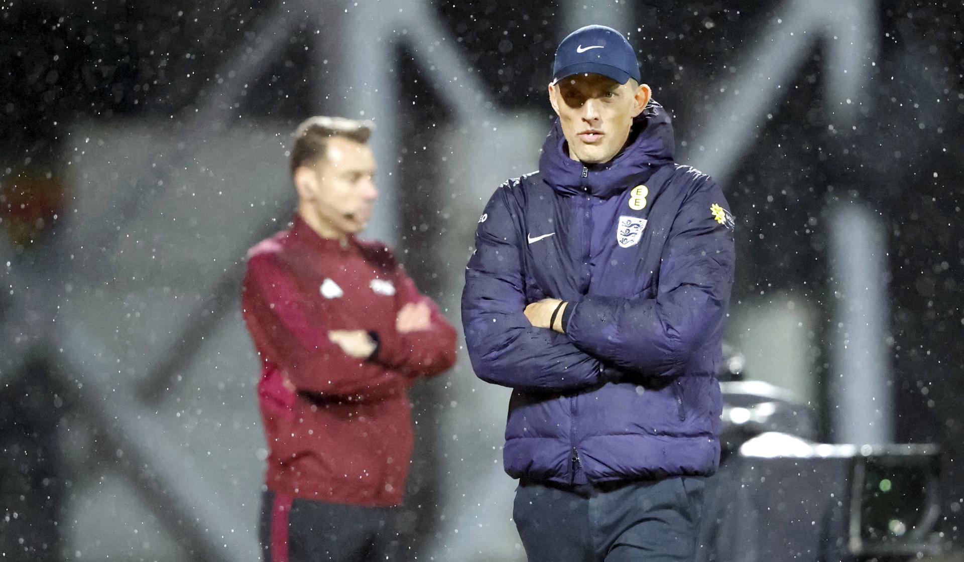 El seleccionador de Inglaterra, Thomas Tuchel (d), durante el partido de clasificación para la Copa Mundial de la FIFA 2026 entre Letonia e Inglaterra en Riga, Letonia. EFE/EPA/TOMS KALNINS