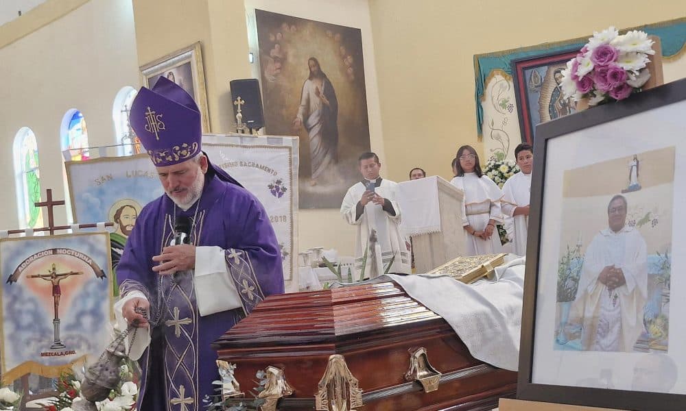 Fotografía de archivo del obispo de la Diócesis Chilpancingo-Chilapa, José de Jesús González Hernández, durante una misa para honrar al sacerdote mexicano Bertoldo Pantaleón Estrada en la comunidad de Mezcala en el municipio de Chilpancingo en Guerrero (México). EFE/José Luis de la Cruz