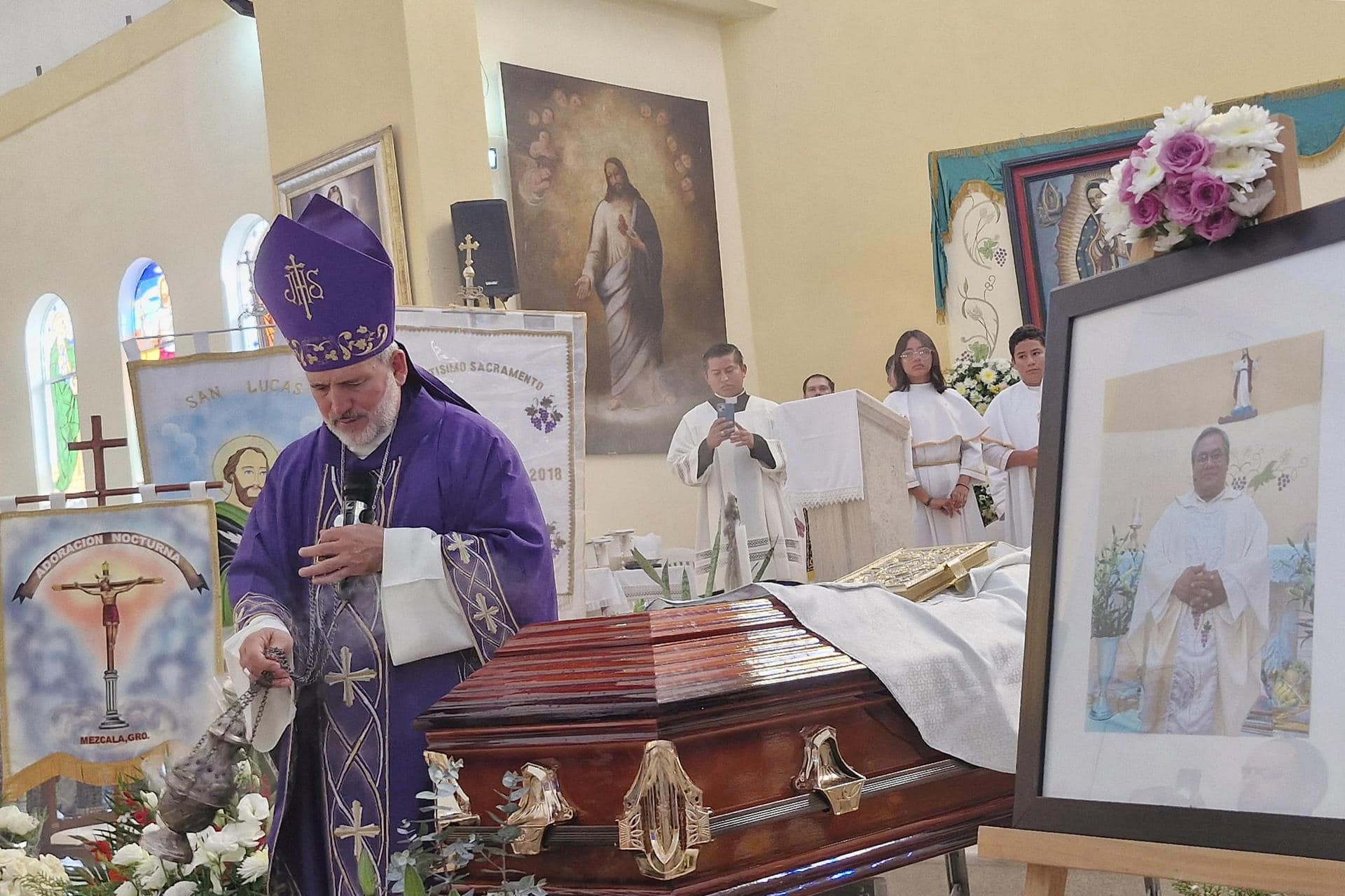 Fotografía de archivo del obispo de la Diócesis Chilpancingo-Chilapa, José de Jesús González Hernández, durante una misa para honrar al sacerdote mexicano Bertoldo Pantaleón Estrada en la comunidad de Mezcala en el municipio de Chilpancingo en Guerrero (México). EFE/José Luis de la Cruz
