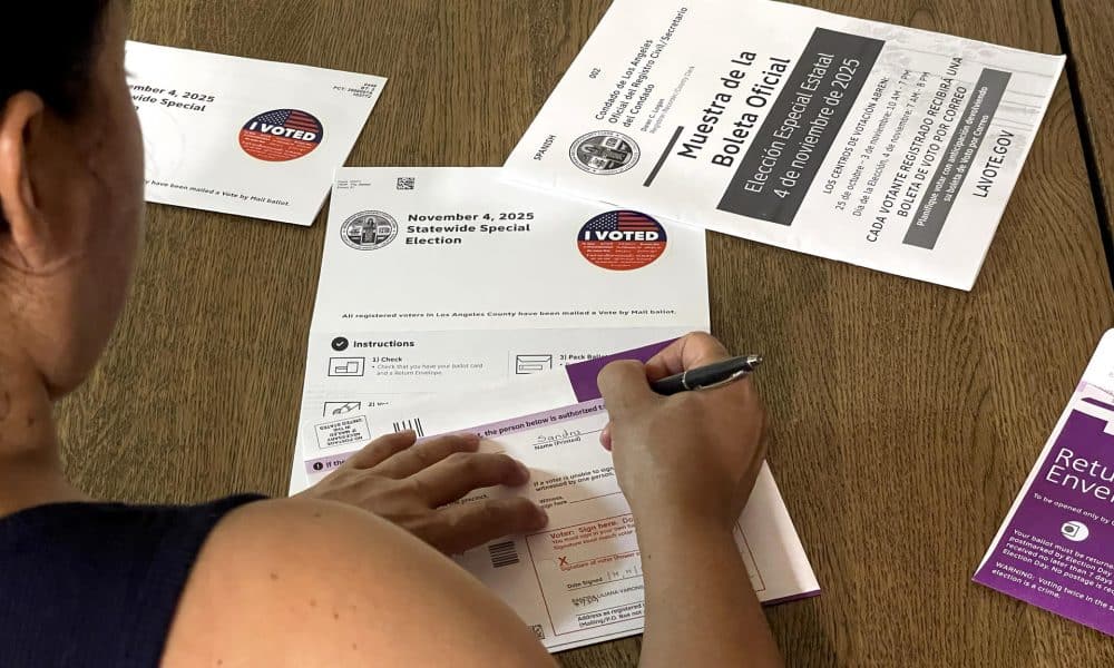 Una persona llena una boleta por correo de les elecciones especiales estatales de California este miércoles, en Los Ángeles (EE.UU.). EFE/ Ana Milena Varón