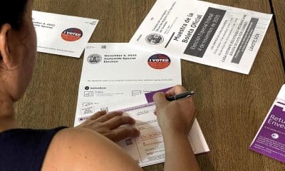 Una persona llena una boleta por correo de les elecciones especiales estatales de California este miércoles, en Los Ángeles (EE.UU.). EFE/ Ana Milena Varón