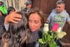 La expresidenta de Perú Dina Boluarte (d) saluda a una simpatizante este sábado, frente a su casa en Lima (Perú). EFE/ Fernando Gimeno
