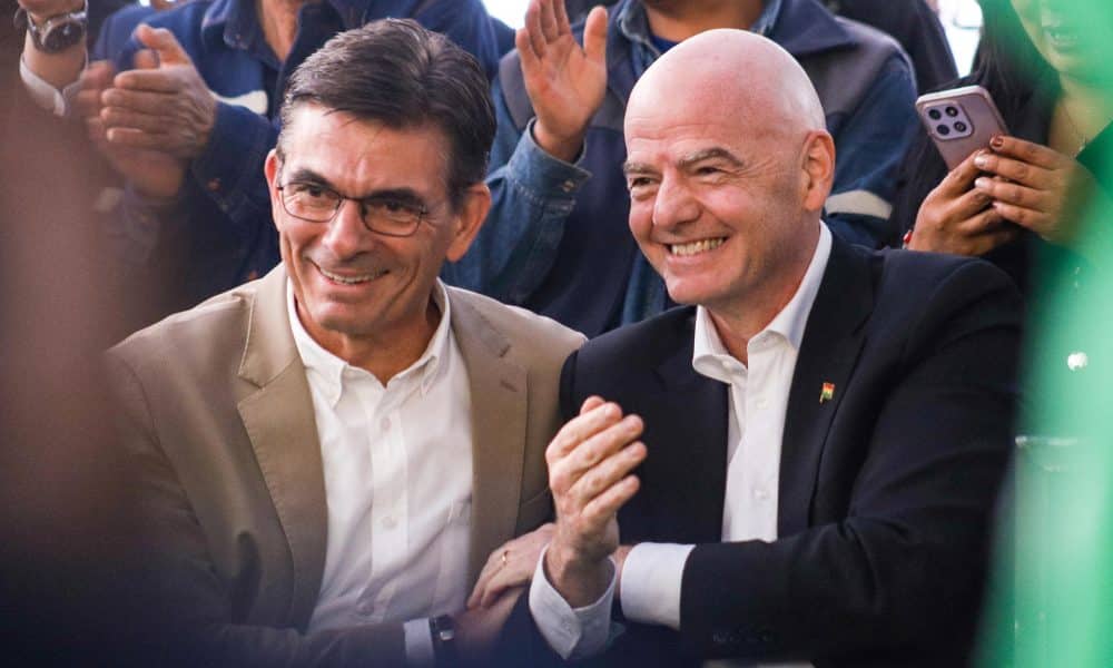 El presidente de la FIFA, Gianni Infantino (d), participa junto al ganador de las elecciones presidenciales en Bolivia, Rodrigo Paz Pereira, durante un evento por el centenario de la Federación Boliviana de Fútbol (FBF) en La Paz (Bolivia). EFE/Gabriel Márquez