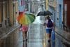 Personas se protegen de la lluvia este martes, en Santiago de Cuba (Cuba). EFE/ Ernesto Mastrascusa