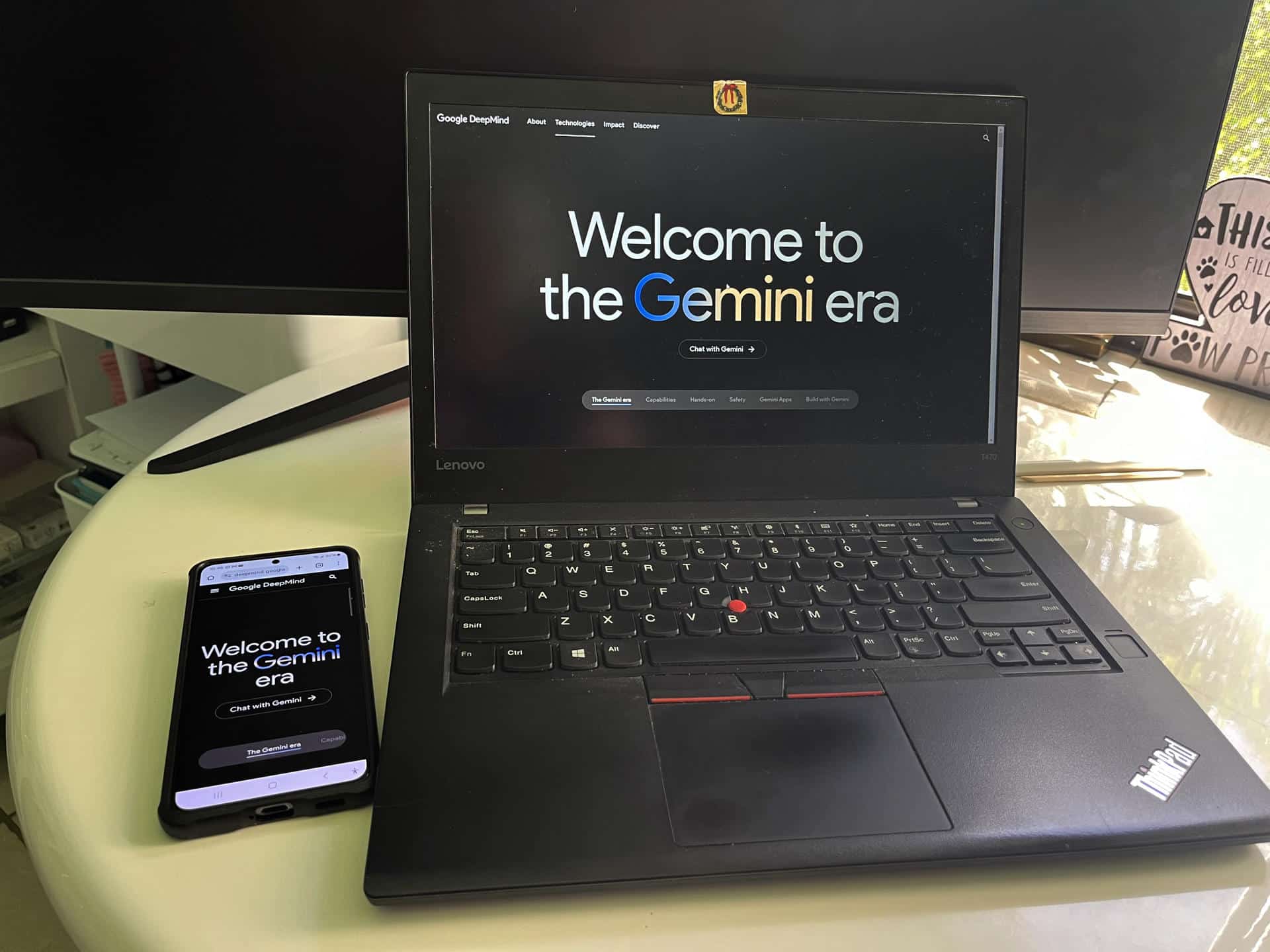 Fotografía de archivo un computador abierto en la página de entrada de Gemini, el chatbot con inteligencia artificial (IA) de Google. EFE/ Latif Kassidi
