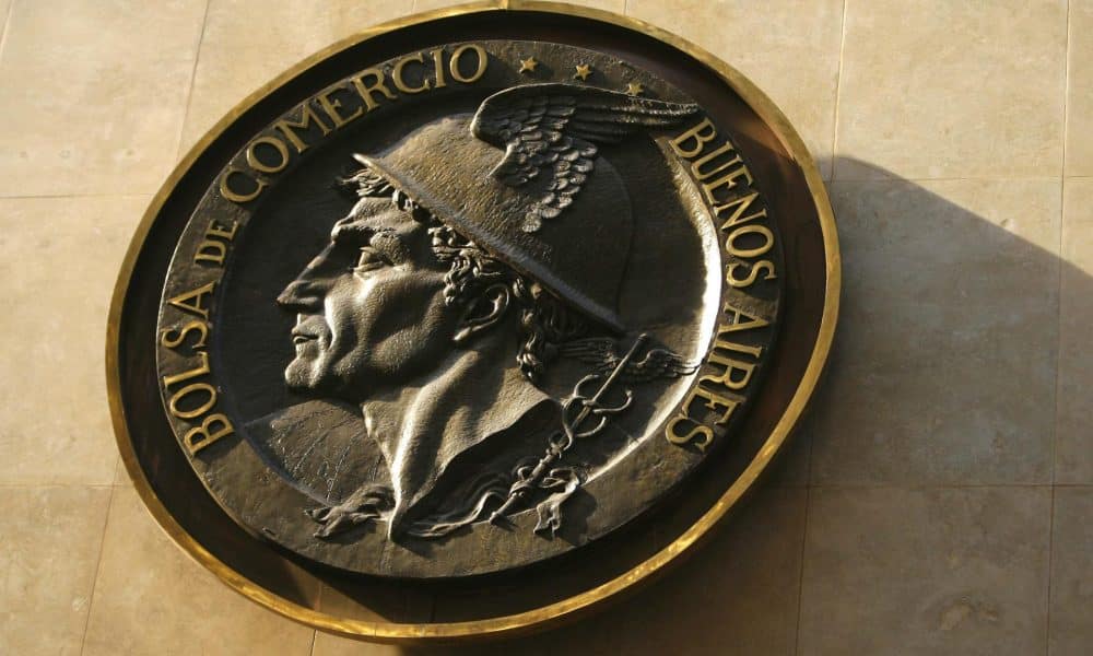 Fotografía de archivo de un escudo de la Bolsa de Comercio de Buenos Aires, en el centro de la capital argentina. EFE/Cézaro De Luca