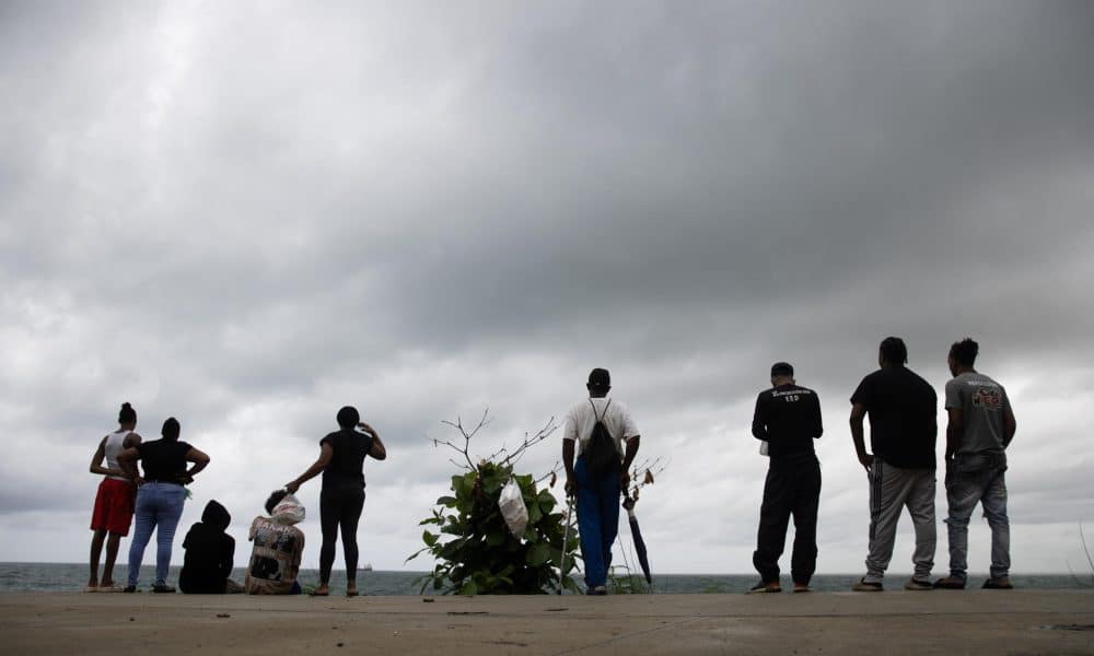 En un aviso emitido a las 9:00 hora local (17:00 GMT), el SMN indicó que el centro del huracán se localizaba a 180 kilómetros al sur de Kingston, Jamaica, y a 1.200 kilómetros al este-sureste de Cancún, Quintana Roo (sur de México). EFE/ Orlando Barría