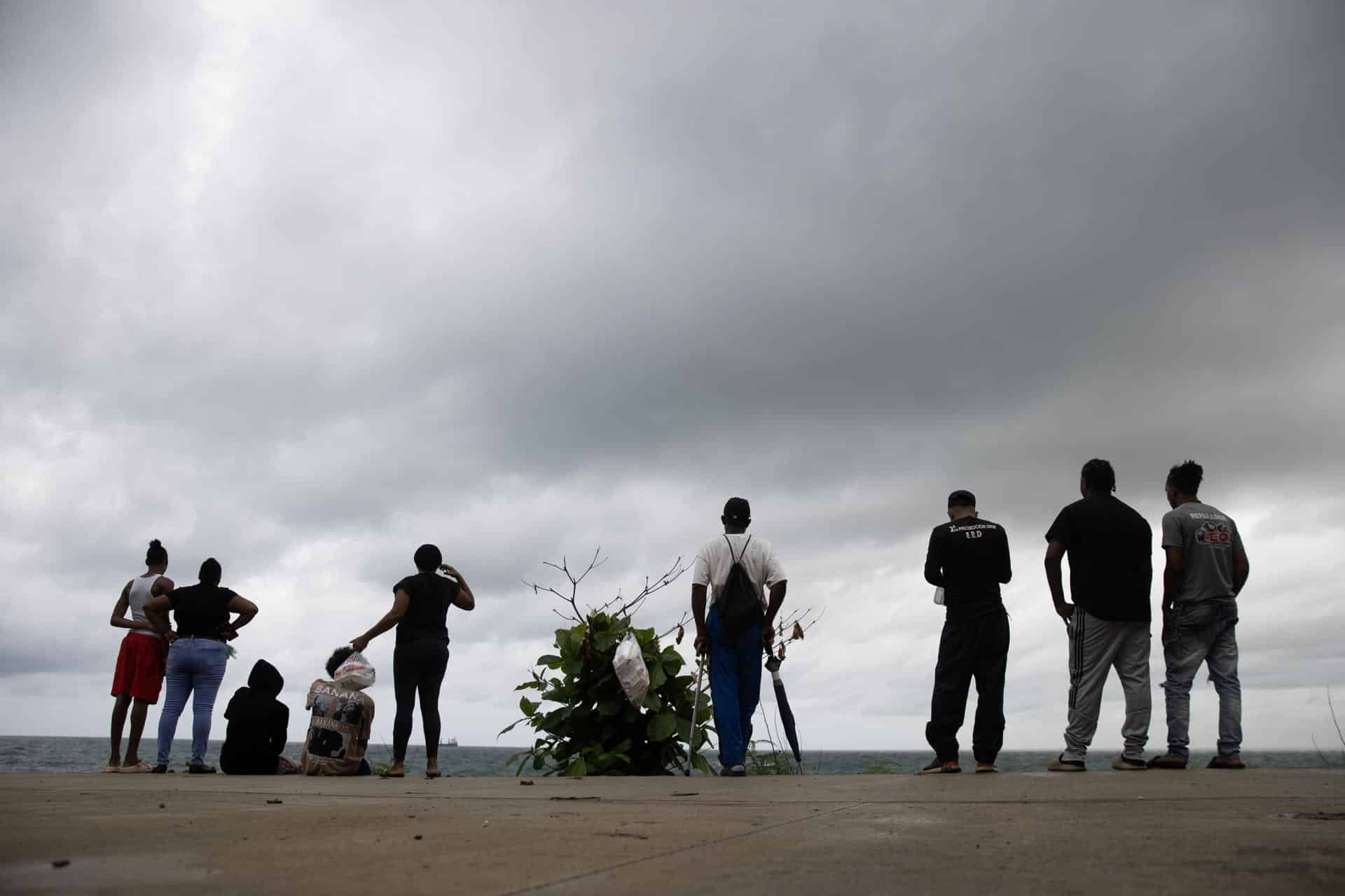 En un aviso emitido a las 9:00 hora local (17:00 GMT), el SMN indicó que el centro del huracán se localizaba a 180 kilómetros al sur de Kingston, Jamaica, y a 1.200 kilómetros al este-sureste de Cancún, Quintana Roo (sur de México). EFE/ Orlando Barría