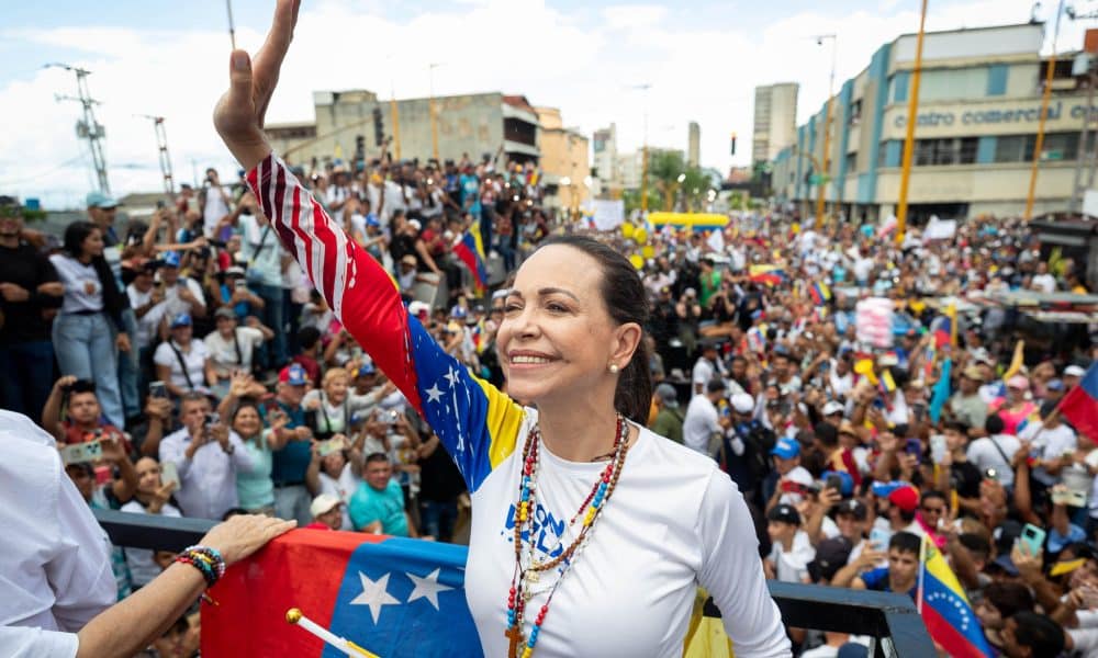 Fotografía de archivo del 13 de julio de 2024 de la lÍder opositora, María Corina Machado saludando a simpatizantes durante un evento en Valencia, estado de Carabobo (Venezuela).EFE/ Ronald Pena R