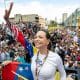 Fotografía de archivo del 13 de julio de 2024 de la lÍder opositora, María Corina Machado saludando a simpatizantes durante un evento en Valencia, estado de Carabobo (Venezuela).EFE/ Ronald Pena R