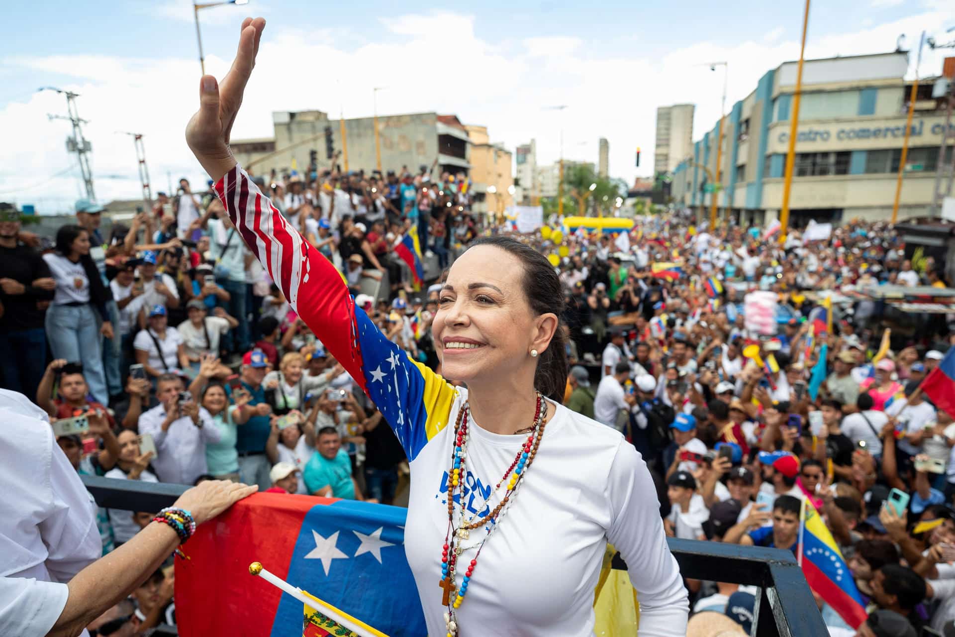 Fotografía de archivo del 13 de julio de 2024 de la lÍder opositora, María Corina Machado saludando a simpatizantes durante un evento en Valencia, estado de Carabobo (Venezuela).EFE/ Ronald Pena R