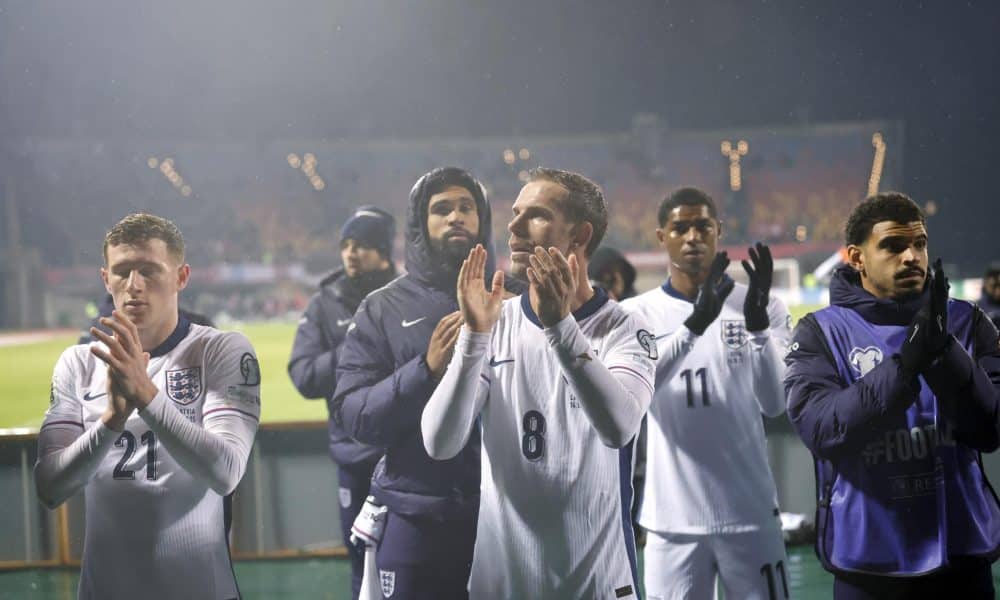 Jugadores de la selección de Inglaterra celebran la clasificación para el Mundial 2026, lograda este martes al imponerse a Letonia (0-5). EFE/ TOMS KALNINS