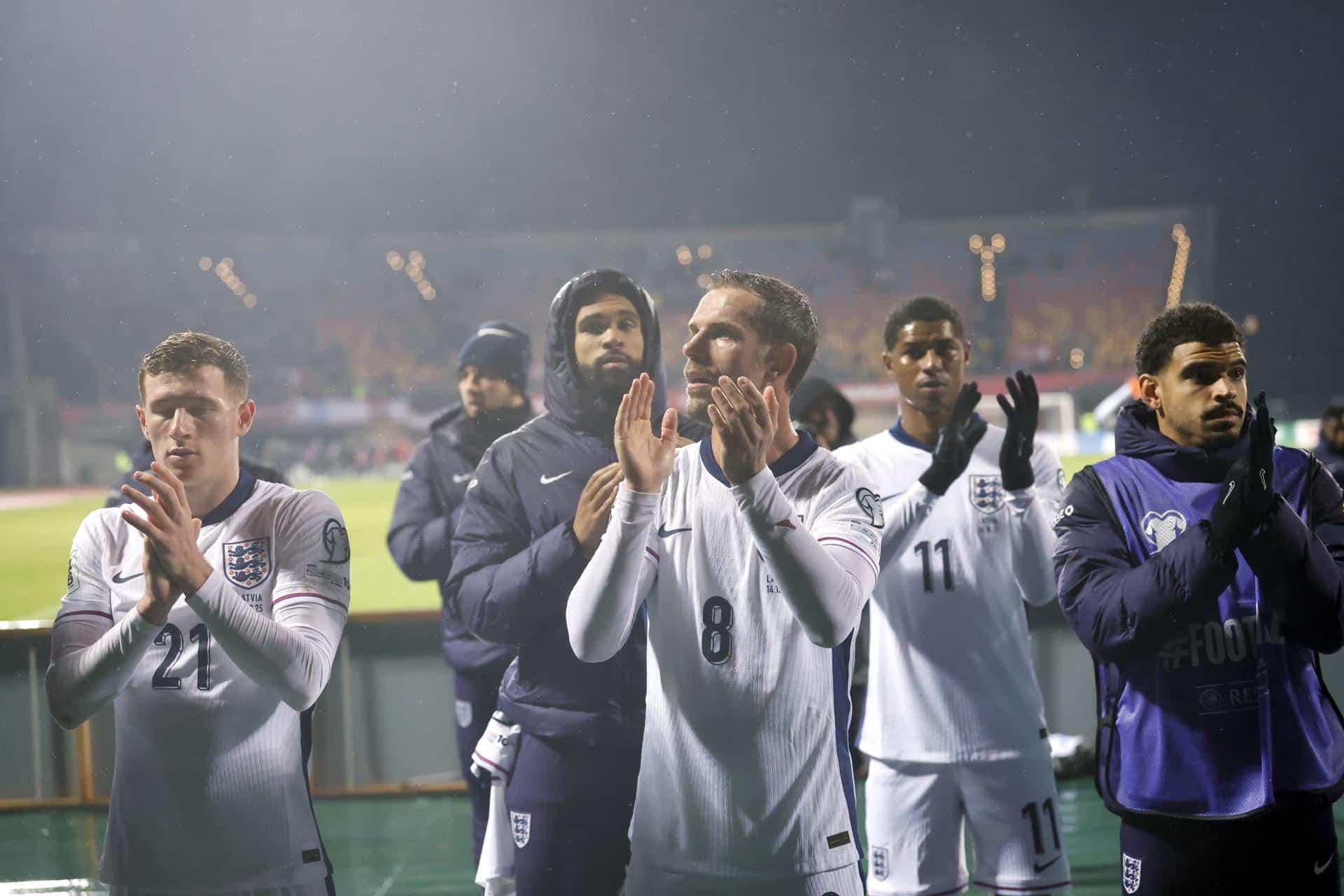 Jugadores de la selección de Inglaterra celebran la clasificación para el Mundial 2026, lograda este martes al imponerse a Letonia (0-5). EFE/ TOMS KALNINS