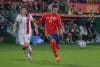 El delantero de España Ferrán Torres (d) y el defensa de Georgia Giorgi Gocholeishvili, durante el partido de fútbol de la fase de clasificación para el Mundial que se disputa en el estadio Martínez Valero de Elche. EFE / Pablo Miranzo.
