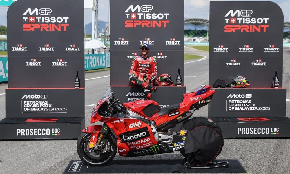 El piloto italiano de MotoGP Francesco Bagnaia del equipo Ducati Lenovo celebra después de ganar la carrera Tissot Sprint en el Gran Premio de Motociclismo de Malasia en Sepang. EFE/EPA/FAZRY ISMAIL