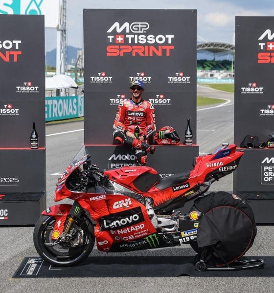 El piloto italiano de MotoGP Francesco Bagnaia del equipo Ducati Lenovo celebra después de ganar la carrera Tissot Sprint en el Gran Premio de Motociclismo de Malasia en Sepang. EFE/EPA/FAZRY ISMAIL