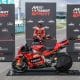 El piloto italiano de MotoGP Francesco Bagnaia del equipo Ducati Lenovo celebra después de ganar la carrera Tissot Sprint en el Gran Premio de Motociclismo de Malasia en Sepang. EFE/EPA/FAZRY ISMAIL