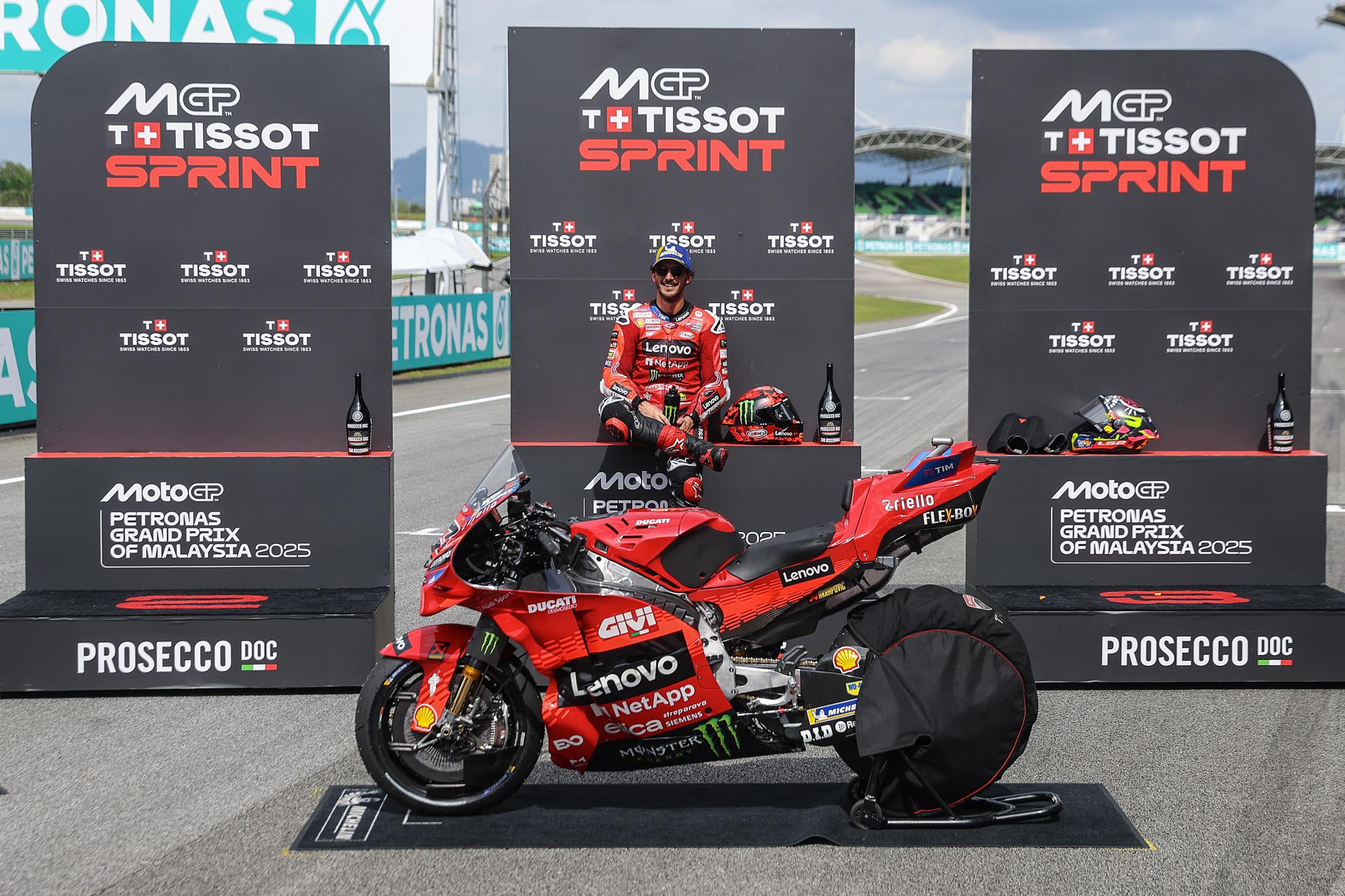 El piloto italiano de MotoGP Francesco Bagnaia del equipo Ducati Lenovo celebra después de ganar la carrera Tissot Sprint en el Gran Premio de Motociclismo de Malasia en Sepang. EFE/EPA/FAZRY ISMAIL
