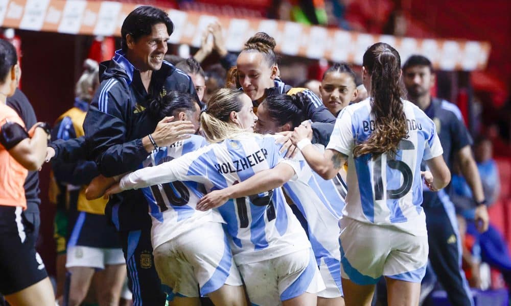 Jugadoras de Argentina celebran un gol en un partido de la Liga de Naciones Femenina ante Paraguay en el estadio Diego Armando Maradona en Buenos Aires. EFE/Juan Ignacio Roncoroni