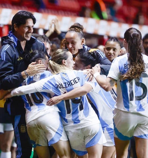 Jugadoras de Argentina celebran un gol en un partido de la Liga de Naciones Femenina ante Paraguay en el estadio Diego Armando Maradona en Buenos Aires. EFE/Juan Ignacio Roncoroni