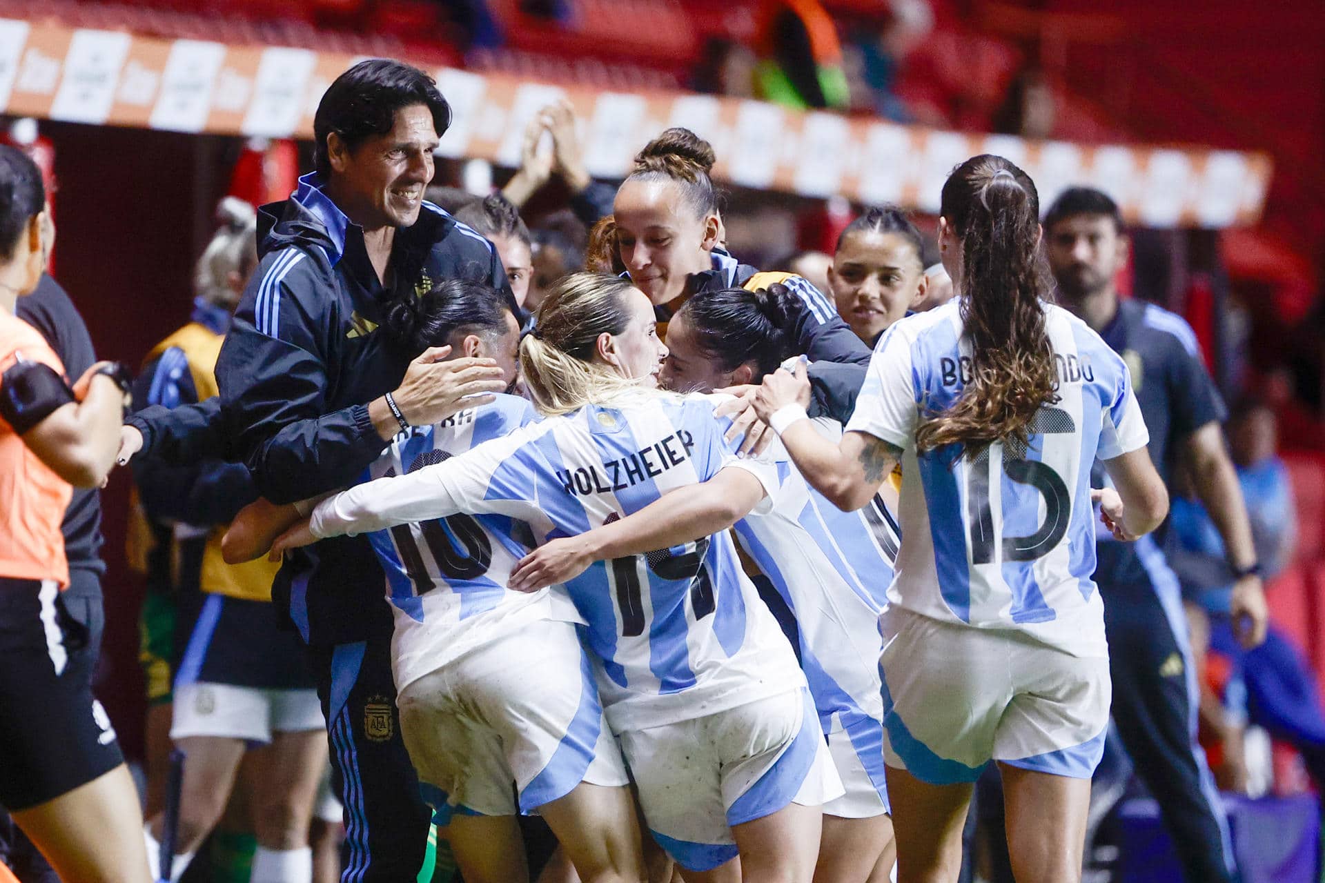 Jugadoras de Argentina celebran un gol en un partido de la Liga de Naciones Femenina ante Paraguay en el estadio Diego Armando Maradona en Buenos Aires. EFE/Juan Ignacio Roncoroni