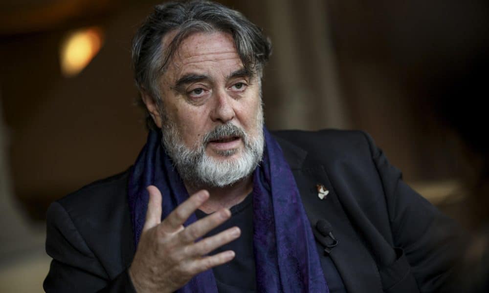 El director de teatro español, Andrés Lima, durante una entrevista concedida a la Agencia EFE en Bruselas. Lima, Premio Nacional de Teatro, lleva este sábado a la capital belga su última obra teatral que relata los hechos sucedidos durante la Guerra Civil española y que, según explicó durante la entrevista, incluye escenas que evocan imágenes de conflictos más contemporáneos, como Gaza e incluso Bagdad. EFE/Pablo Garrigós