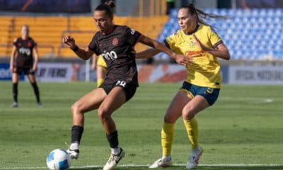 Irene Guerrero (d) de América disputa un balón con Carissa Boeckmann de Portland Thorns. Imagen de archivo. EFE/ Miguel Sierra