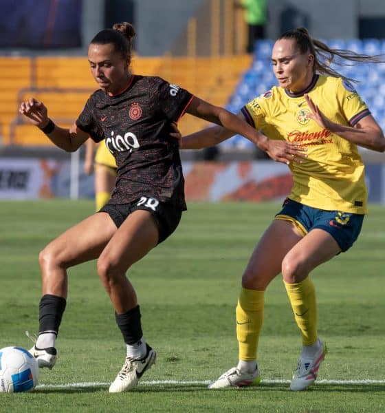 Irene Guerrero (d) de América disputa un balón con Carissa Boeckmann de Portland Thorns. Imagen de archivo. EFE/ Miguel Sierra