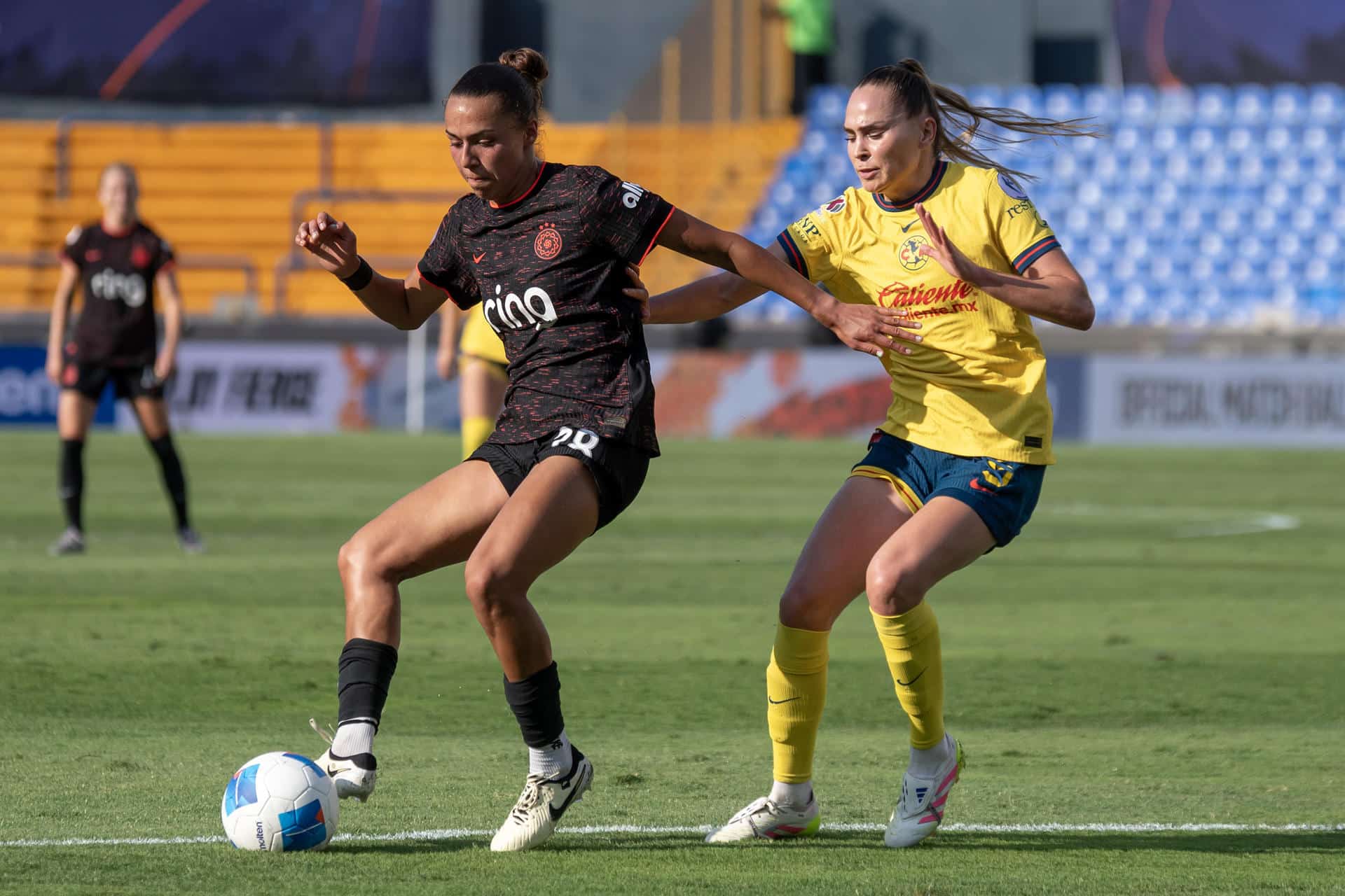 Irene Guerrero (d) de América disputa un balón con Carissa Boeckmann de Portland Thorns. Imagen de archivo. EFE/ Miguel Sierra