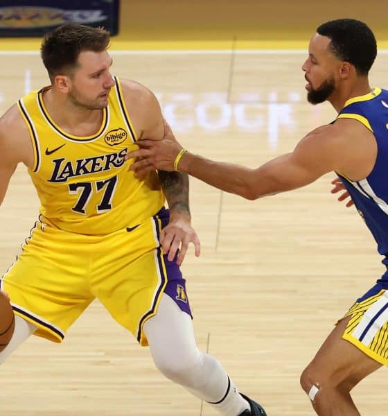 El escolta de Los Angeles Lakers Luka Doncic, con el balón, es defendido por el base de los Golden State Warriors, Stephen Curry (d), durante el partido que enfrentó a ambos conjuntos en Los Ángeles, California. EFE/EPA/ALLISON DINNER SHUTTERSTOCK OUT