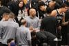 El entrenador de los Nets, Jordi Fernández, (C) cerró este viernes la preparación de pretemporada del equipo de Brooklyn con una derrota ante los Raptors de Toronto por 119-114 en el Scotiabank Arena, en Toronto. EFE/Julio César Rivas.