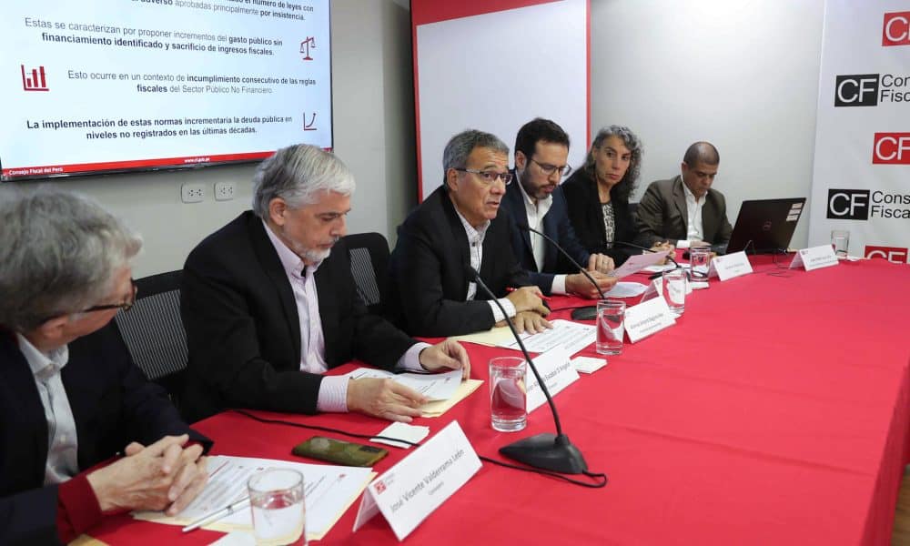 El presidente del Consejo Fiscal y exministro de Economía y Finanzas, Alonso Segura (c), habla en una rueda de prensa este martes, en Lima (Perú). EFE/Paolo Aguilar