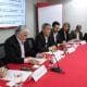 El presidente del Consejo Fiscal y exministro de Economía y Finanzas, Alonso Segura (c), habla en una rueda de prensa este martes, en Lima (Perú). EFE/Paolo Aguilar