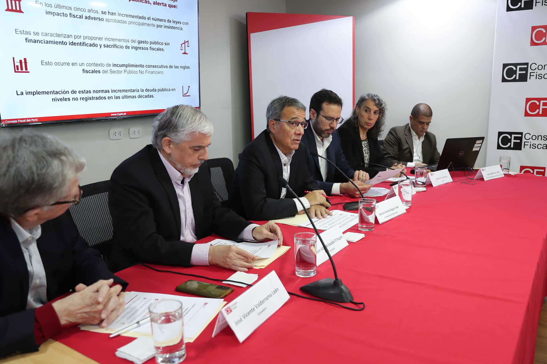 El presidente del Consejo Fiscal y exministro de Economía y Finanzas, Alonso Segura (c), habla en una rueda de prensa este martes, en Lima (Perú). EFE/Paolo Aguilar