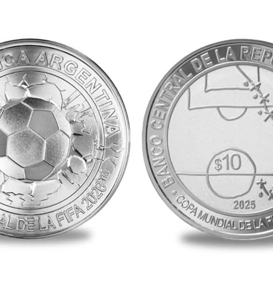 Fotografía cedida por el Banco Central de la República Argentina (BCRA) que muestra una moneda de plata que lleva grabada en el dorso el trazo del histórico gol de Diego Maradona a Inglaterra en los cuartos de final del Mundial de México 1986. EFE/ Banco Central de la República Argentina /SOLO USO EDITORIAL/ NO VENTAS/ SOLO DISPONIBLE PARA ILUSTRAR LA NOTICIA QUE ACOMPAÑA (CRÉDITO OBLIGATORIO)