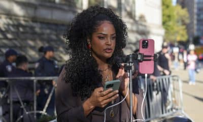 Una creadora de contenido habla en una transmisión en vivo antes de la sentencia del rapero estadounidense Sean 'Diddy' Combs fuera del tribunal federal en Nueva York,EE.UU. EFE/SARAH YENESEL
 
//////////
 
NEW YORK (United States), 03/10/2025.- A content creator speaks on a live stream before the sentencing of US rapper and record executive Sean 'Diddy' Combs outside federal court in New York, New York, USA, 03 October 2025. Combs was found guilty of two counts of transportation to engage in prostitution in July. (Nueva York) EFE/EPA/SARAH YENESEL