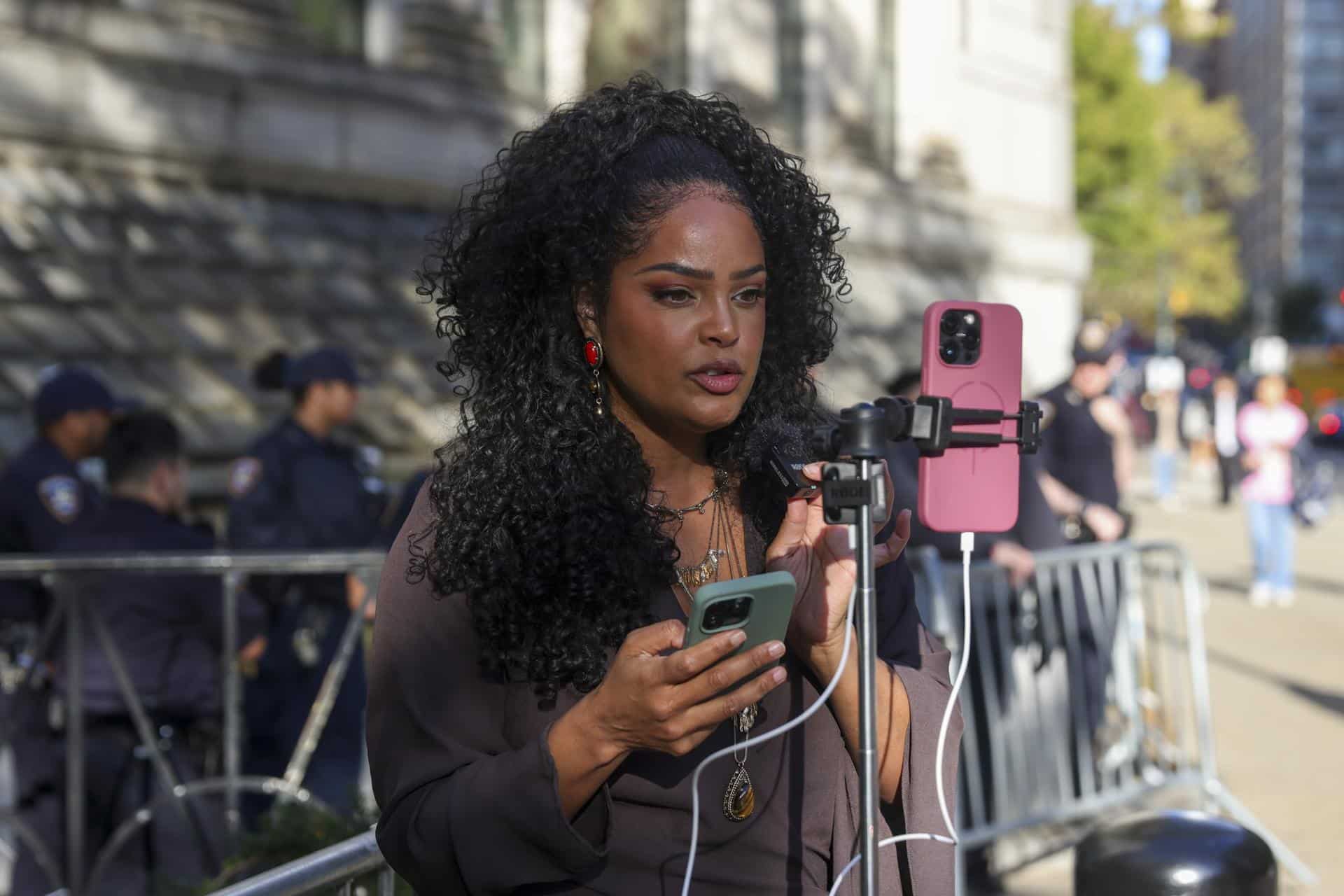 Una creadora de contenido habla en una transmisión en vivo antes de la sentencia del rapero estadounidense Sean 'Diddy' Combs fuera del tribunal federal en Nueva York,EE.UU. EFE/SARAH YENESEL
 
//////////
 
NEW YORK (United States), 03/10/2025.- A content creator speaks on a live stream before the sentencing of US rapper and record executive Sean 'Diddy' Combs outside federal court in New York, New York, USA, 03 October 2025. Combs was found guilty of two counts of transportation to engage in prostitution in July. (Nueva York) EFE/EPA/SARAH YENESEL
