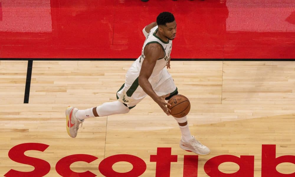 Giannis Antetokounmpo, de los Milwaukee Bucks, controla el balón durante el partido de la NBA ante los Raptors, en Toronto (Canadá). EFE/Julio César Rivas