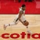 Giannis Antetokounmpo, de los Milwaukee Bucks, controla el balón durante el partido de la NBA ante los Raptors, en Toronto (Canadá). EFE/Julio César Rivas
