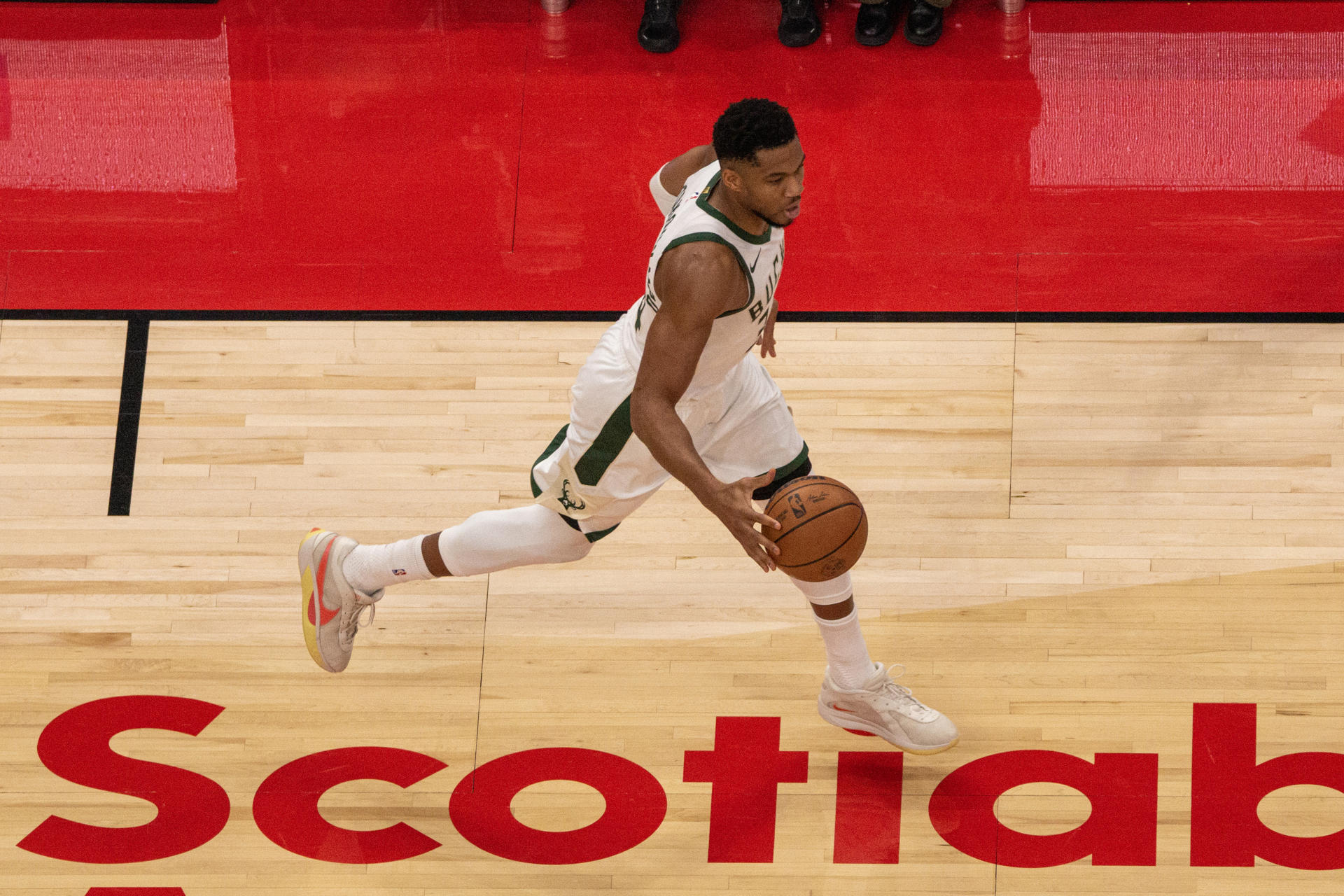 Giannis Antetokounmpo, de los Milwaukee Bucks, controla el balón durante el partido de la NBA ante los Raptors, en Toronto (Canadá). EFE/Julio César Rivas