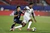 Rei Umeki (i) de Japón disputa el balón con Lucas Michel de Francia en un partido de octavos de final de la Copa Mundial Sub-20. EFE/Osvaldo Villarroel

