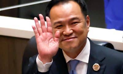Bangkok (Thailand), 05/09/2025.- Bhumjaithai Party's leader Anutin Charnvirakul waves after being elected as prime minister during a voting session at Parliament in Bangkok, Thailand, 05 September 2025. Bhumjaithai Party's leader Anutin Charnvirakul succeeded in the parliamentary vote to become Thailand's 32nd prime minister and stated to form a minority coalition government after the charter court removed Paetongtarn Shinawatra from the office over severe ethics violations due to the leak controversial phone call with Cambodia's senate president. (Camboya, Tailandia) EFE/EPA/RUNGROJ YONGRIT BEST QUALITY AVAILABLE